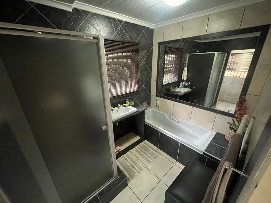 3 Bedroom Property for Sale in Safari Gardens North West